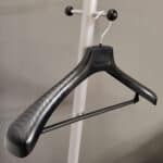 Plastična vešalica za odela, sakoe, kapute – model 0-48  (48 cm, za veće brojeve 54–60)